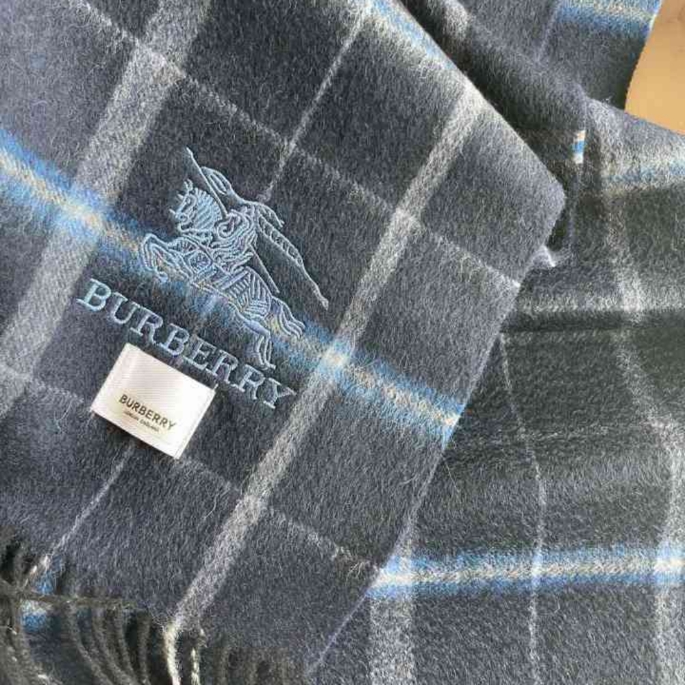 Burberry Women's fashionable knitted scarf to keep warm extremely beautiful - Picture 2 of 4